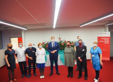 16.12.2020 r. Wiceminister Sprawiedliwości i Poseł Michał Woś przekazał choinki dla Krwiodawców